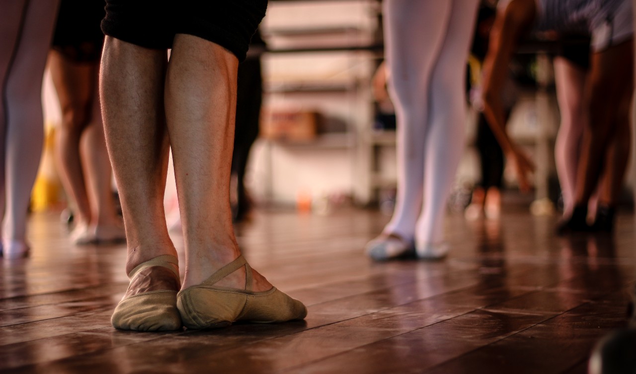 a foto mostra pernas de bailarinos